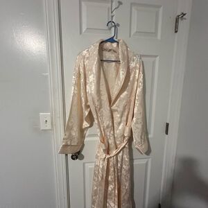 Victoria's Secret Cream Floral Satin Robe - Medium/Large